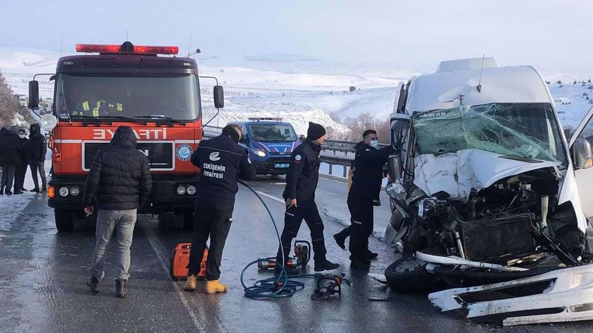 Öğrenci ve öğretmenlerin taşındığı minibüs kamyona çarptı