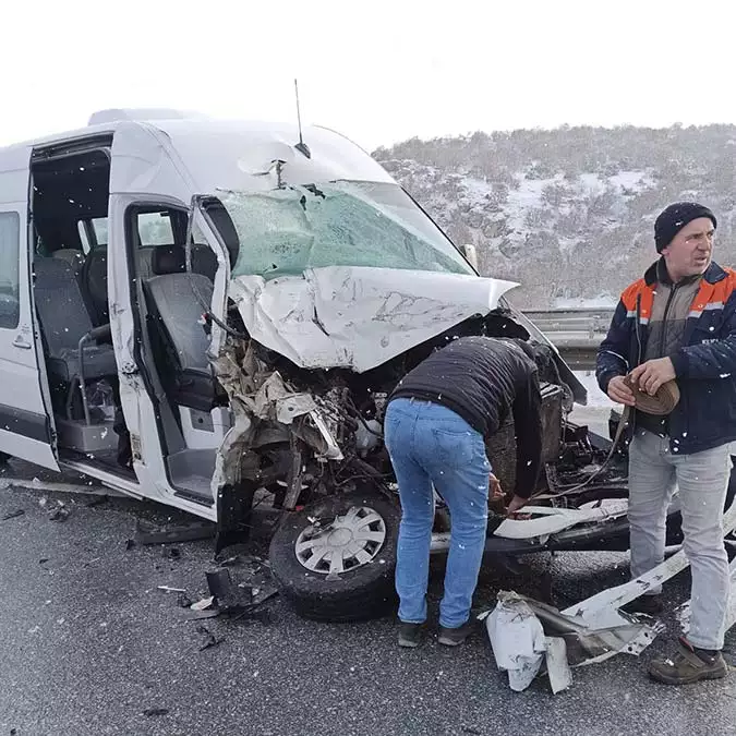 Öğrenci ve öğretmenlerin taşındığı minibüs kamyona çarptı