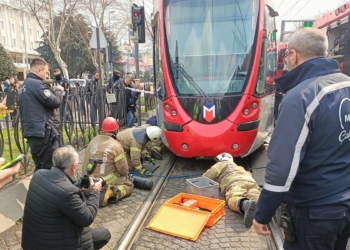 Fatih'te bir kişi tramvayın altında kaldı