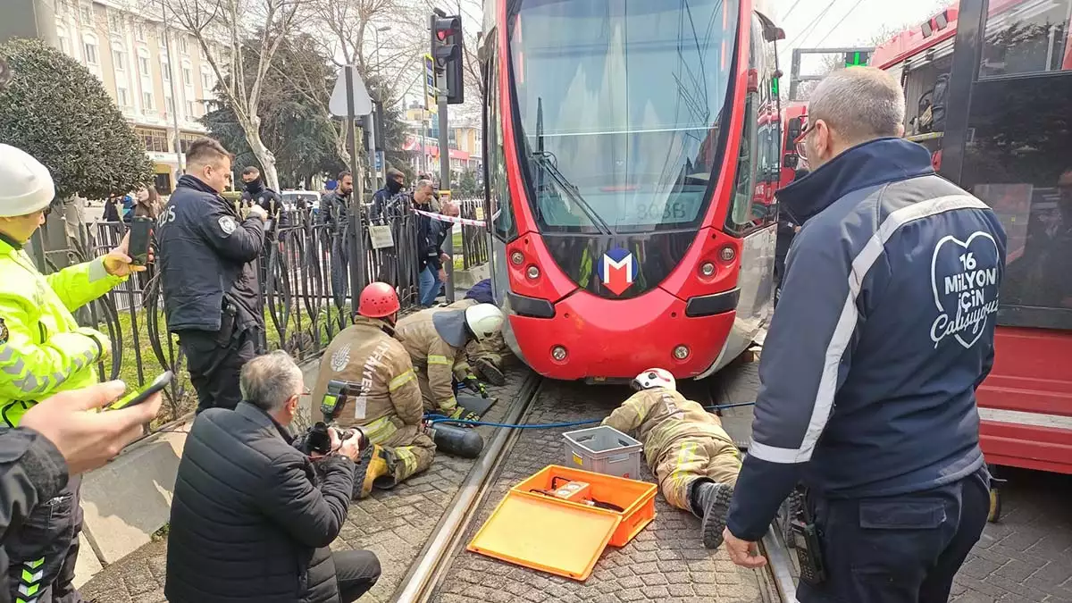 Fatih'te bir kişi tramvayın altında kaldı