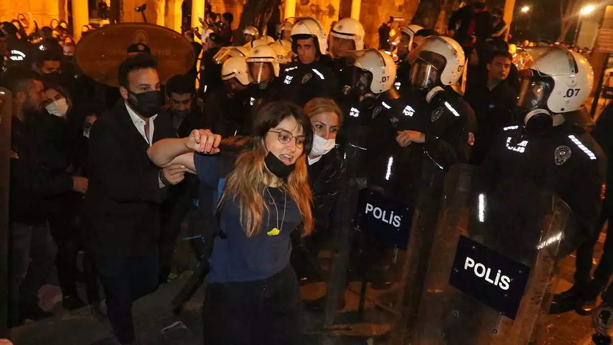 Antalya'da 8 mart dünya kadınlar günü nedeniyle düzenlenen 'feminist gece yürüyüşü'nde çıkan arbedede polise direndikleri iddiasıyla polis merkezine götürülen 30 kadın, ifadelerinin ardından serbest bırakıldı.