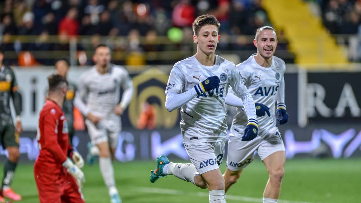 Fenerbahçeli futbolcu Arda Güler beğeni topladı