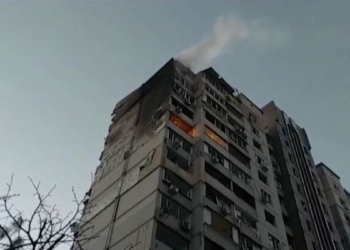 Kiev'de füze parçası apartmana isabet etti
