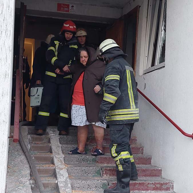 Kiev'de füze parçası apartmana isabet etti