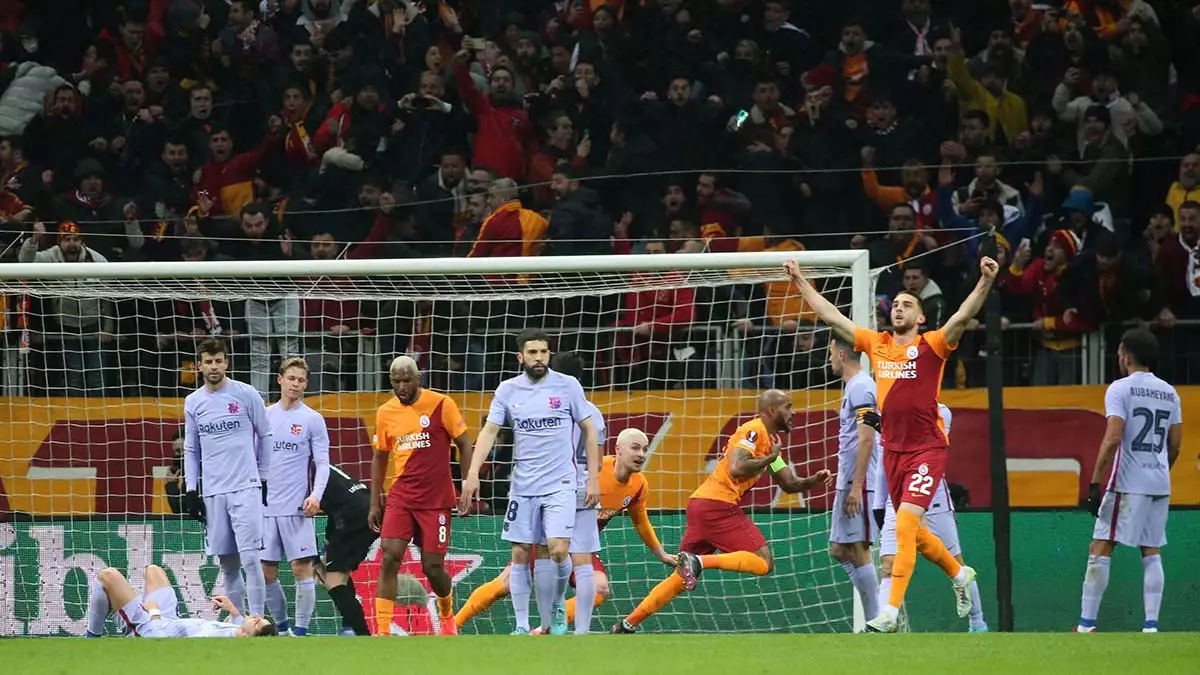 Uefa avrupa ligi son 16 turu'nda 0-0'lık ilk maçın rövanşında  galatasaray barcelona maçı ilk yarı 1-1'lik beraberlikle sona erdi.  