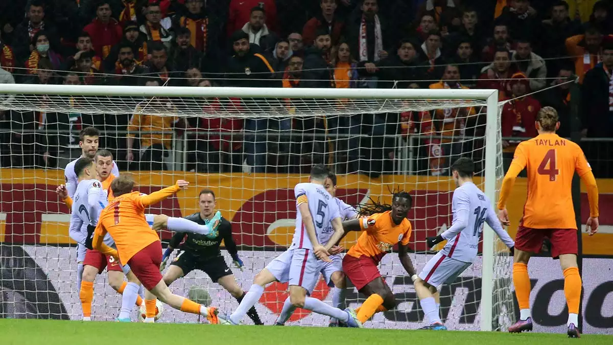 Galatasaray barcelona maçı ilk yarı; 1-1