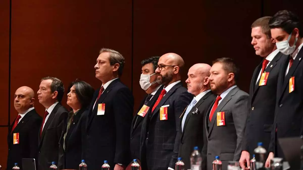 Galatasaray kulübü eski yöneticisi abdurrahim albayrak, “buradan el ele kol kola ayrılmamızı diliyorum. İnşallah bayram havasında geçer. Türkiye’ye örnek bir kongre olmasını diliyorum” dedi.