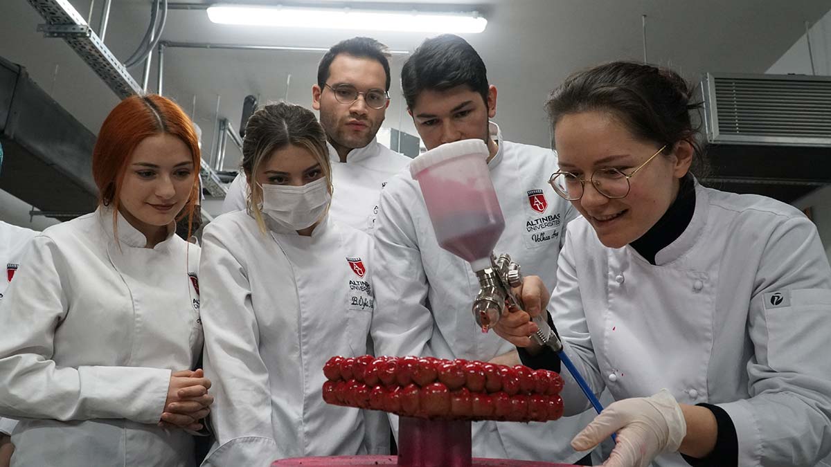 Öğrencilere mimari pasta atölyesi