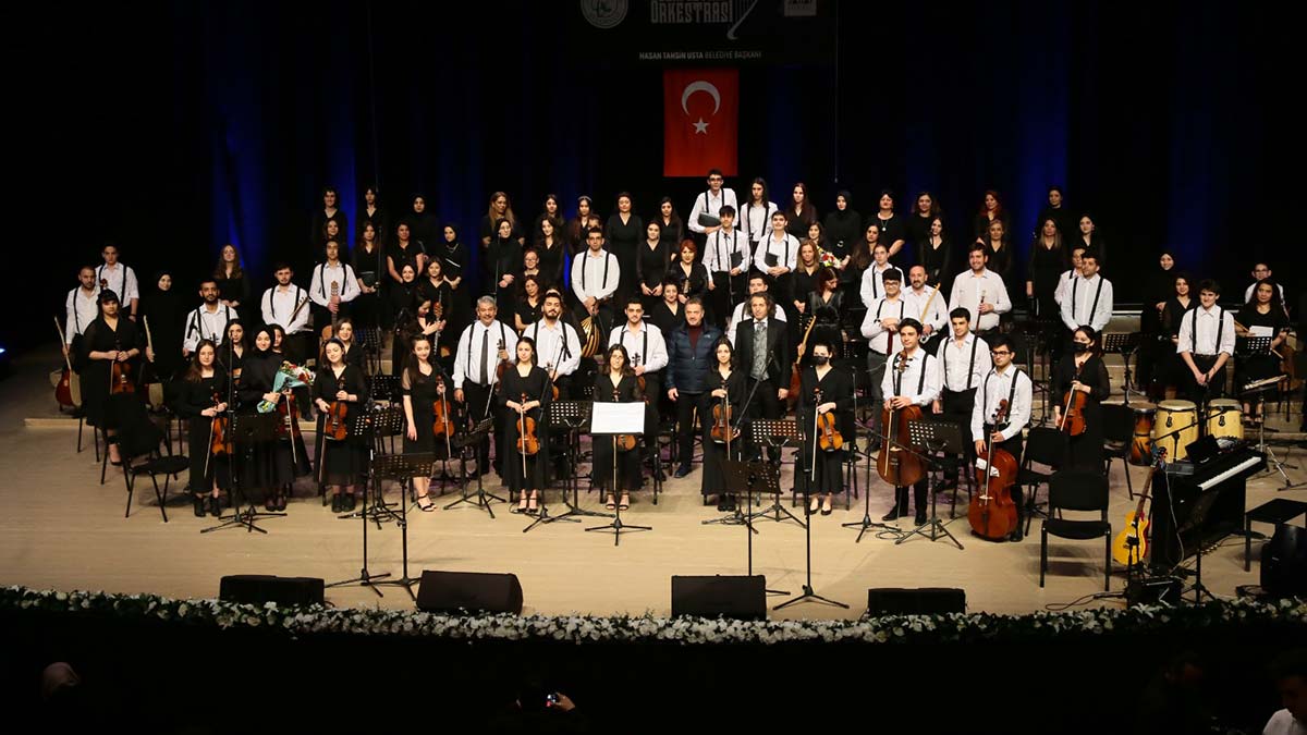 Gaziosmanpaşa Senfoni Orkestrası ilk gösterisini 'Daha Adil Bir Dünya' sloganıyla gerçekleştirdi, Orkestra, Türk ve dünya müziğinden eserlerle davetlilere müzik resitali sundu.