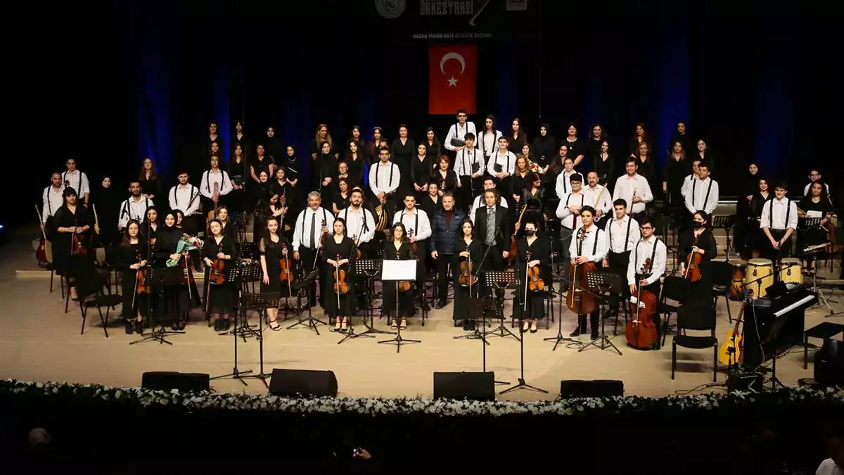 Gaziosmanpaşa senfoni orkestrası ilk gösterisini 'daha adil bir dünya' sloganıyla gerçekleştirdi, orkestra, türk ve dünya müziğinden eserlerle davetlilere müzik resitali sundu.