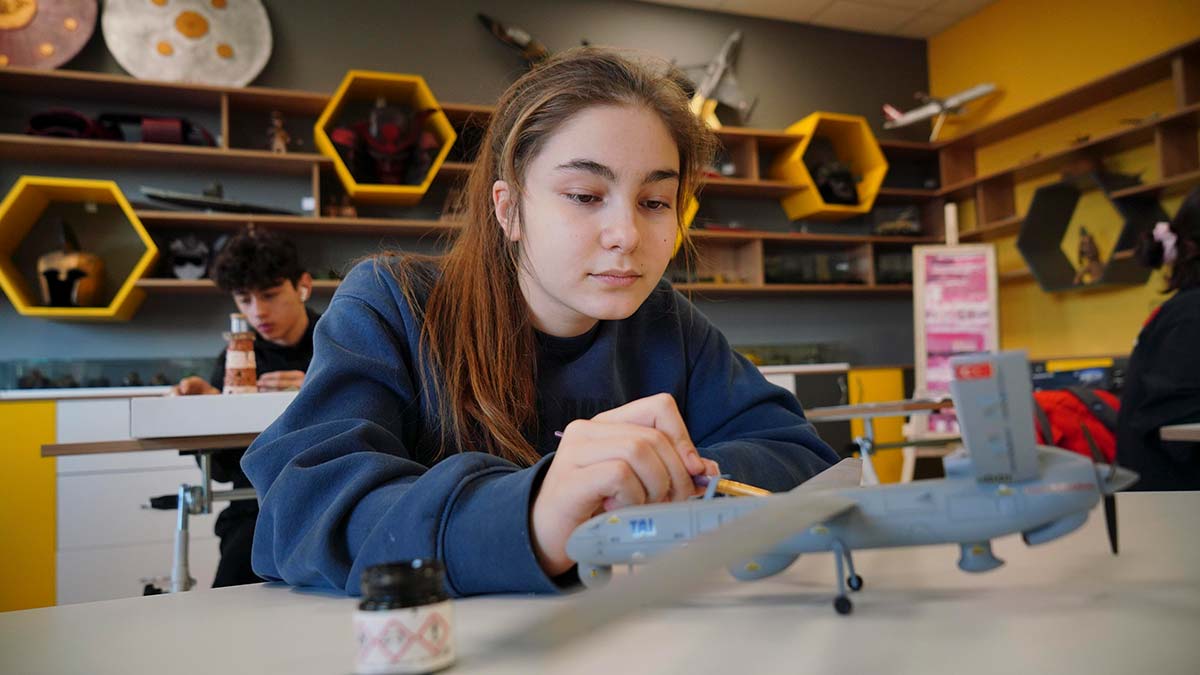 Geleceğin mühendisleri Aziz Sancar Kampüsü'ndeki BİLSEM'de yetişiyor, öğrenciler tank, uçak ve SİHA'ların plastik maketlerini yaparak, geleceğe hazırlanıyor.