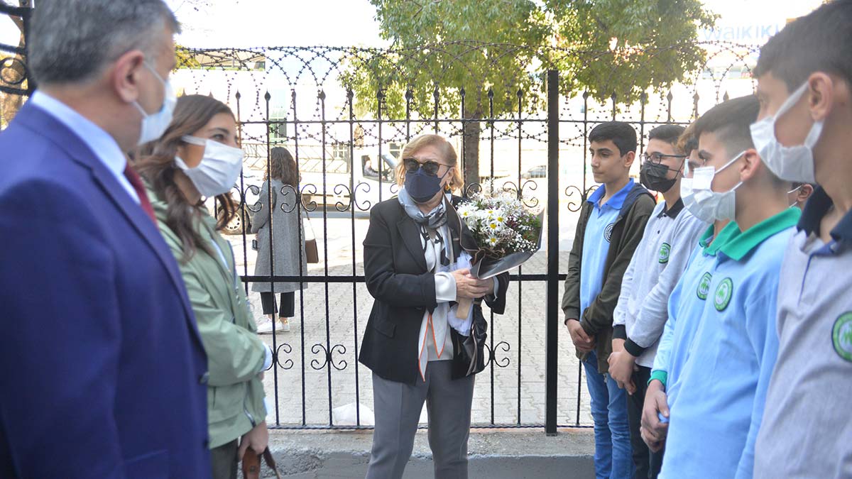 Adana’da Sabancı Vakfı Mütevelli Heyeti Başkanı Güler Sabancı, yenileme çalışmaları tamamlanan Hacı Ömer Sabancı Teknik Öğrenci Yurdu’nun açılışını gerçekleştirdi.