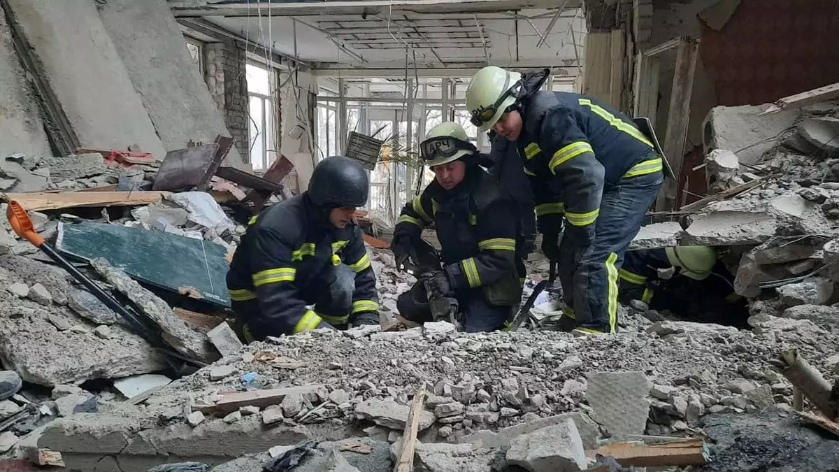 Rusya'nın bombardımanında çöken binada arama çalışması