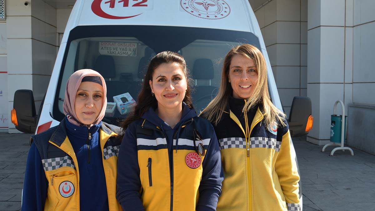 3 kadın aynı ambulansta hayat kurtarıyor