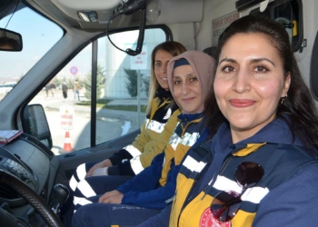 3 kadın aynı ambulansta hayat kurtarıyor