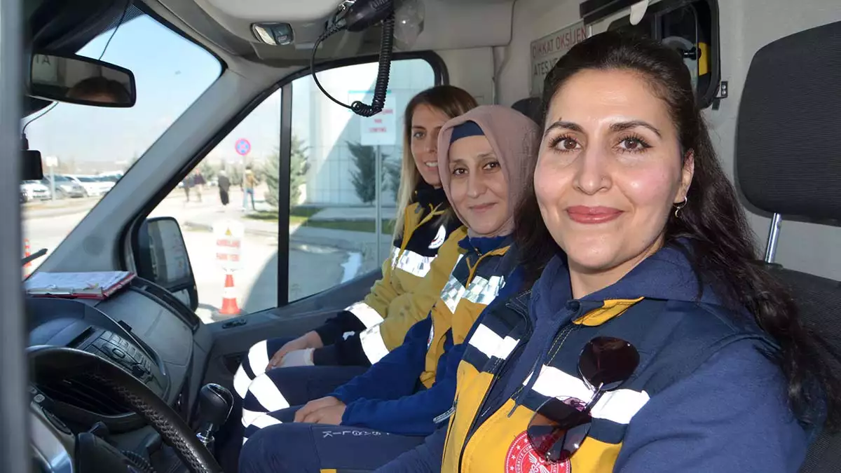 3 kadın aynı ambulansta hayat kurtarıyor