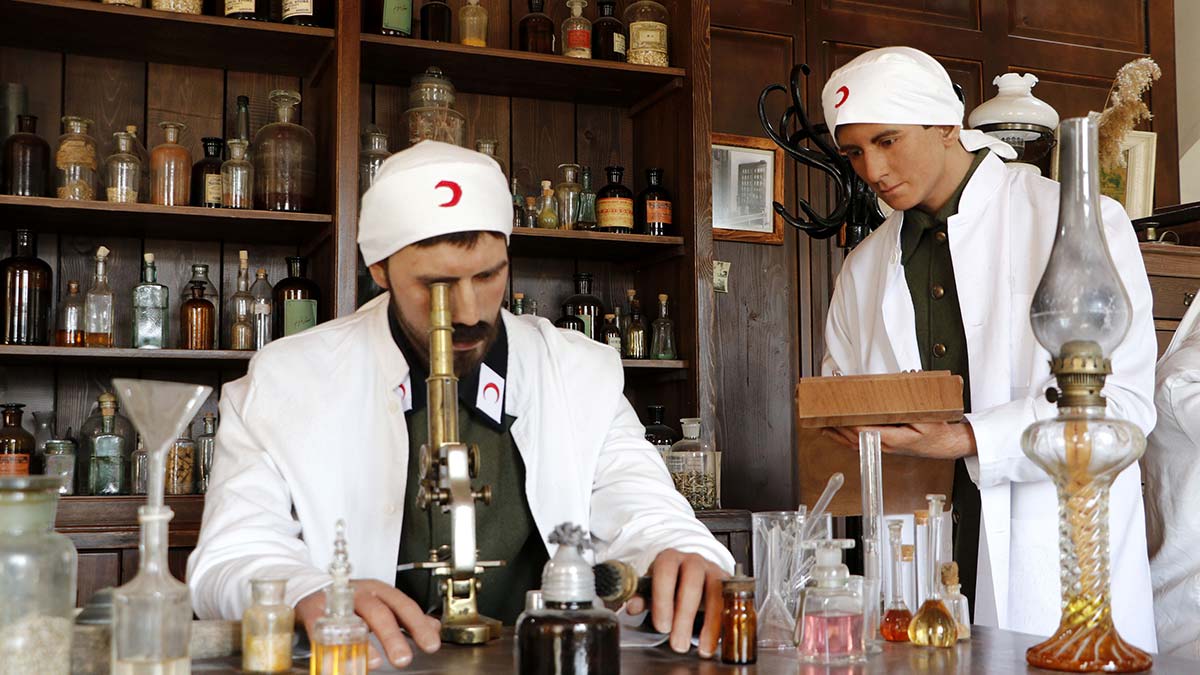 Çanakkale Onsekiz Mart Üniversitesi (ÇOMÜ) Tarih Bölümü'nden doktor öğretim üyesi Mithat Atabay, 'Hilal-i Ahmer, Çanakkale cephesinde Türk milletinin kalbini kazandı' dedi.