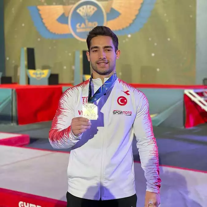Türkiye'nin son yıllarda cimnastikte uluslararası alanda adını duyurup ülkemize tarihi başarılar yaşatan i̇zmirli sporcular i̇brahim çolak ve ferhat arıcan madalya serisini sürdürüyor.