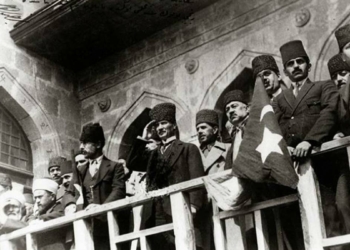 Bayrak, bir milletin bağımsızlık işareti ve şerefidir
