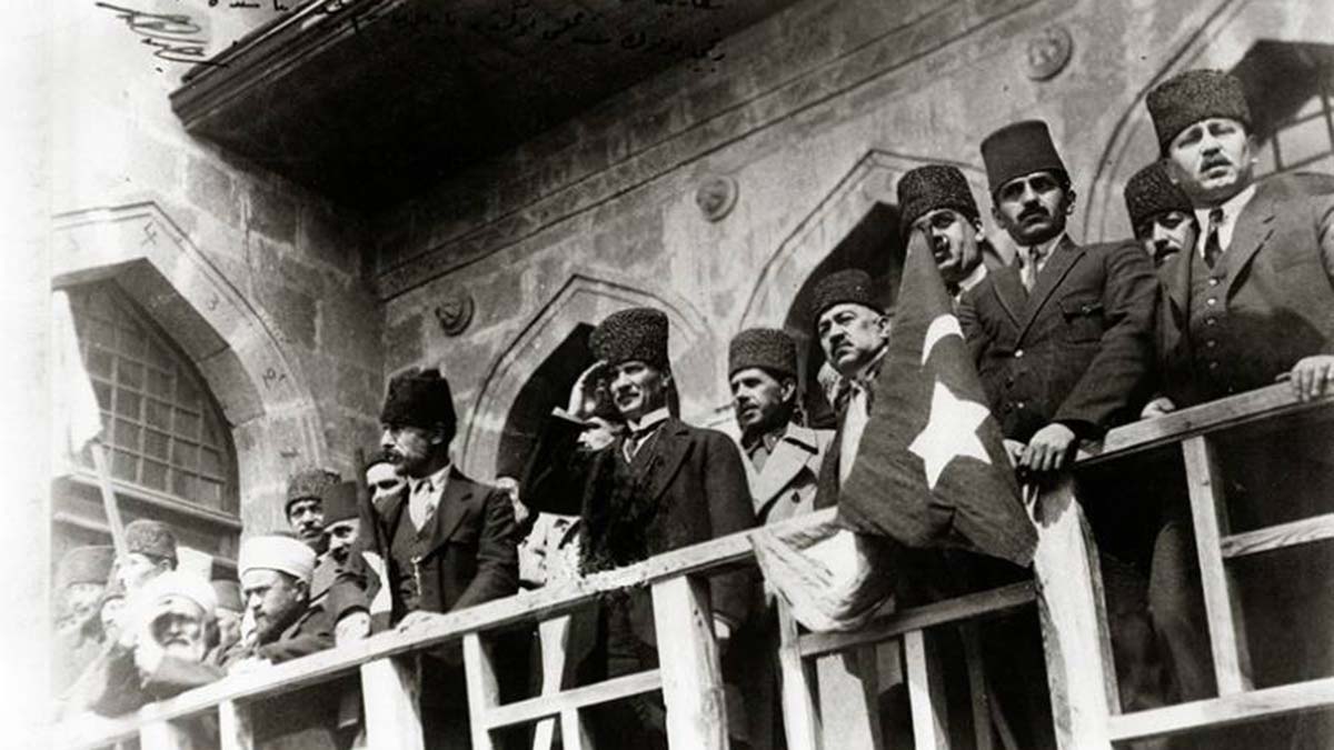 Bayrak, bir milletin bağımsızlık işareti ve şerefidir