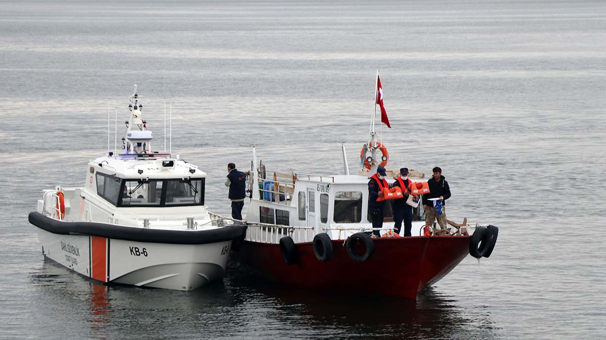 Van Gölü'nün tuzlu ve sodalı suyunda yaşayabilen, nesli koruma altında olan ve nisan ortalarından itibaren yaşam alanını terk edip, üremek için akarsulara göç eden inci kefalinin yolculuğunda av yasağı uygulanıyor.