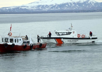 Van Gölü'nün tuzlu ve sodalı suyunda yaşayabilen, nesli koruma altında olan ve nisan ortalarından itibaren yaşam alanını terk edip, üremek için akarsulara göç eden inci kefalinin yolculuğunda av yasağı uygulanıyor.