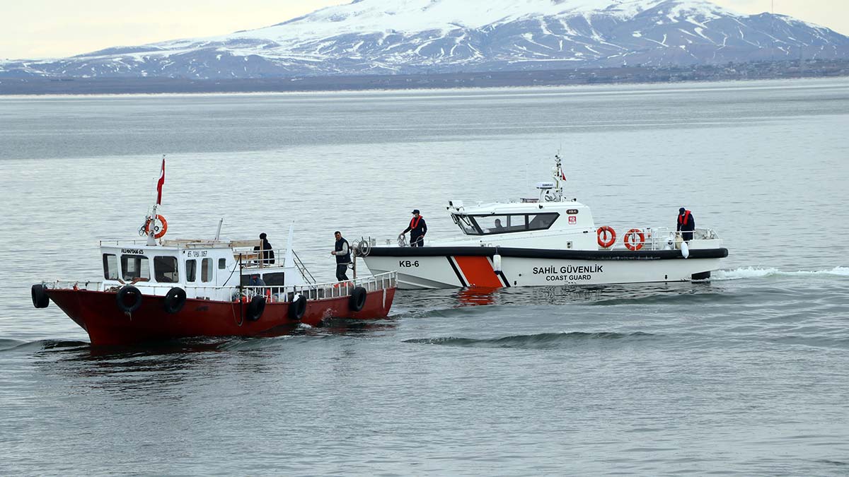 Van Gölü'nün tuzlu ve sodalı suyunda yaşayabilen, nesli koruma altında olan ve nisan ortalarından itibaren yaşam alanını terk edip, üremek için akarsulara göç eden inci kefalinin yolculuğunda av yasağı uygulanıyor.