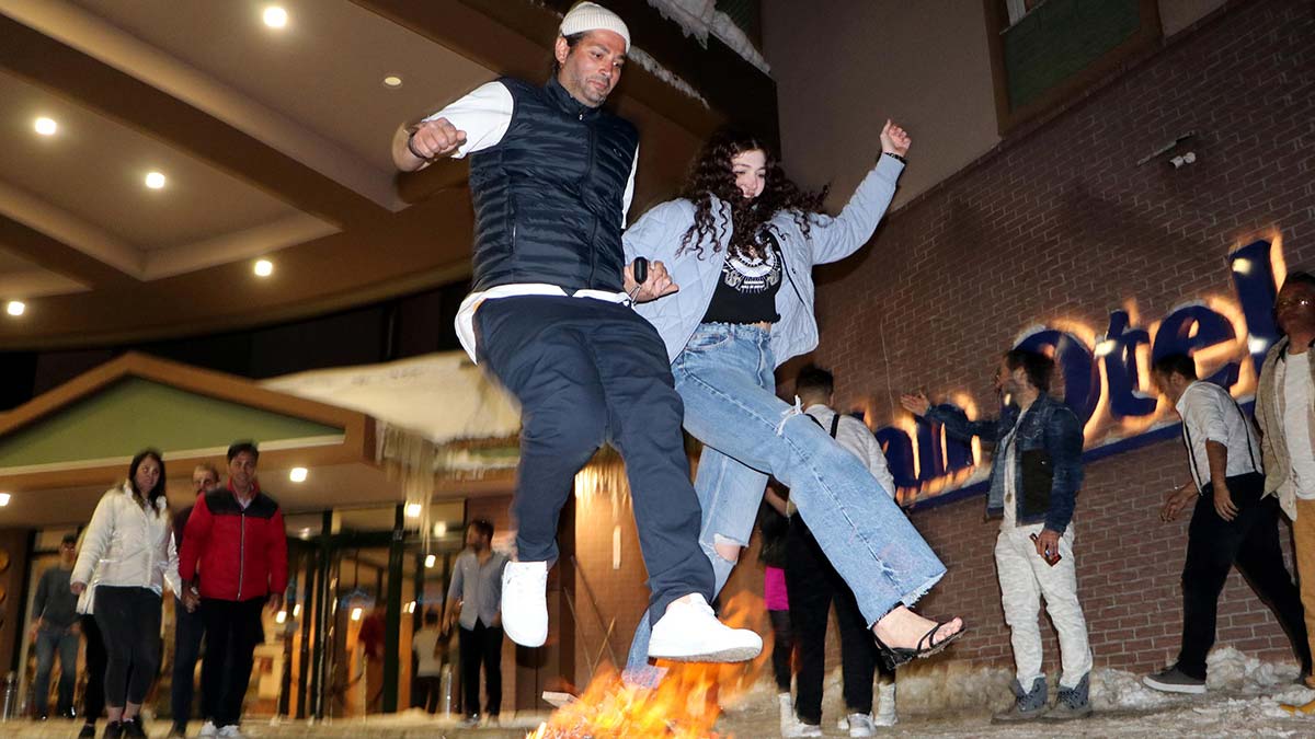 İranlı turistler Nevruz ateşinden atladı