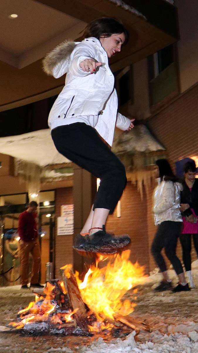 İranlı turistler Nevruz ateşinden atladı