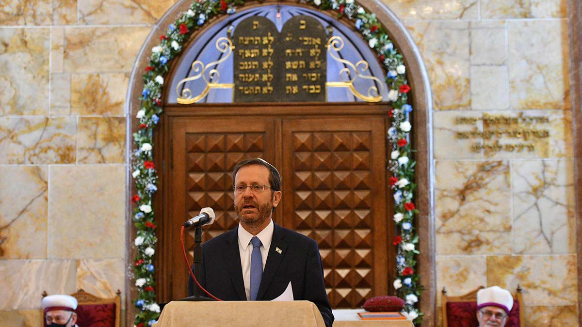 Herzog, Neve Şalom Sinagogu'nu ziyaret etti