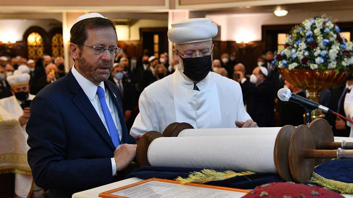 Herzog, Neve Şalom Sinagogu'nu ziyaret etti