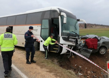 İşçi servisiyle çarpışan otomobilde 3 kişi öldü