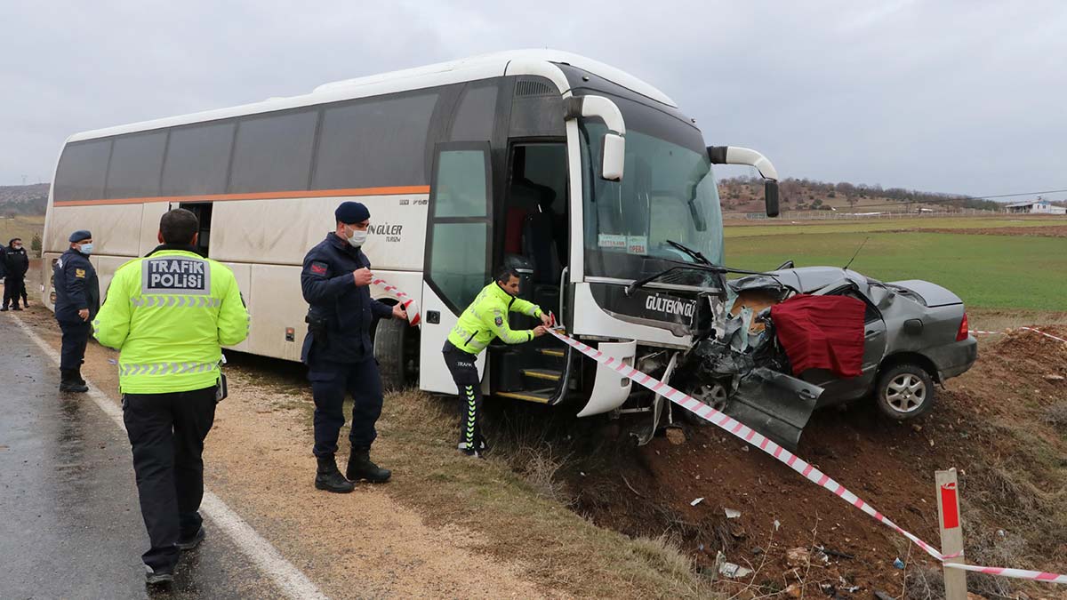 İşçi servisiyle çarpışan otomobilde 3 kişi öldü