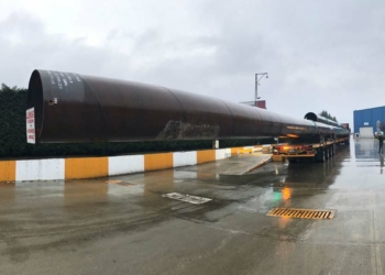 İşçi servisi TIR'ın taşıdığı boruya çarptı
