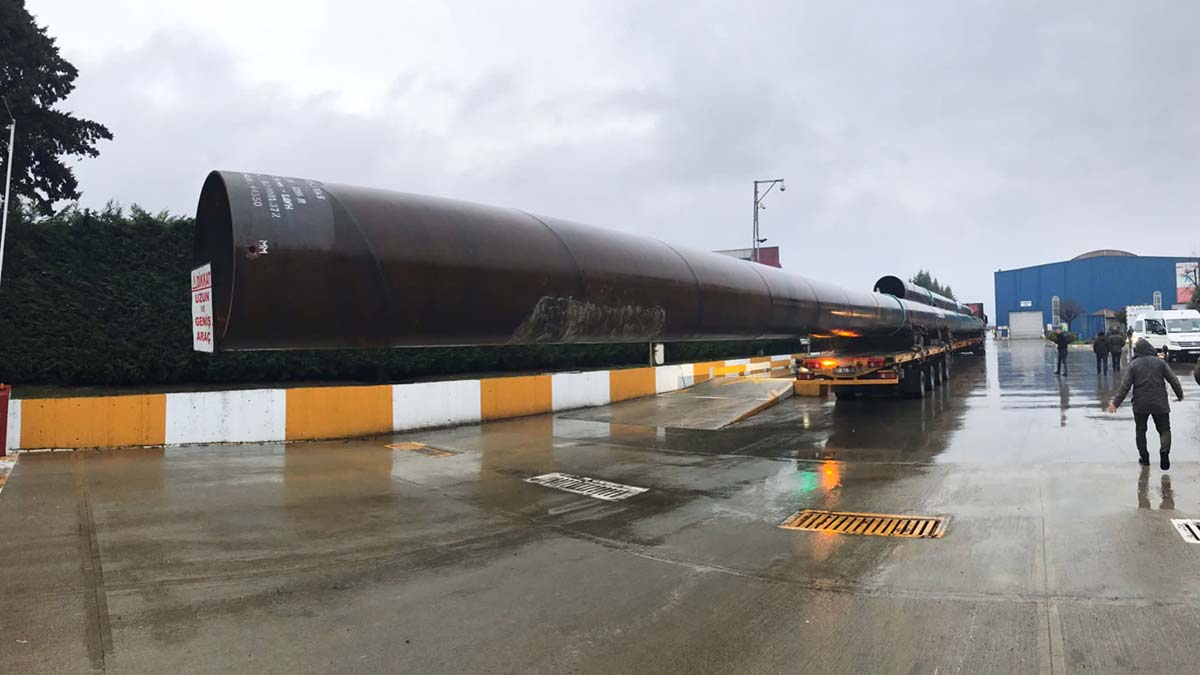 İşçi servisi TIR'ın taşıdığı boruya çarptı