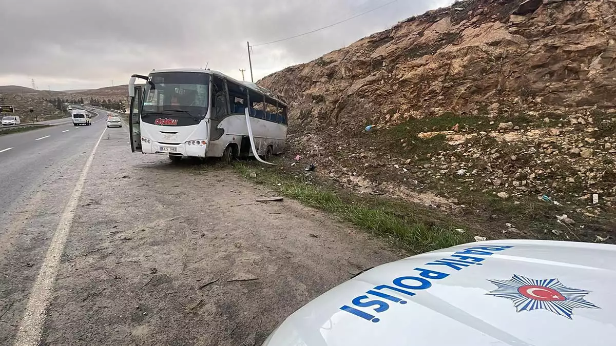 Şanlıurfa'da, fabrika işçilerini taşıyan midibüs devrildi