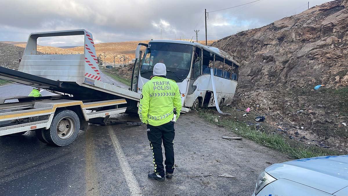 Şanlıurfa'da fabrika işçilerini taşıyan midibüs devrildi