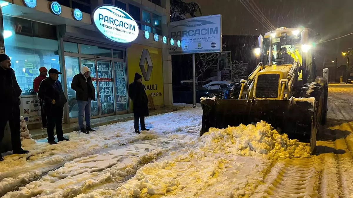 Isparta'da kar yağışı elektrik kesintilerine neden oldu, bazı yolların kapanması nedeniyle ulaşımda aksama yaşandı.
