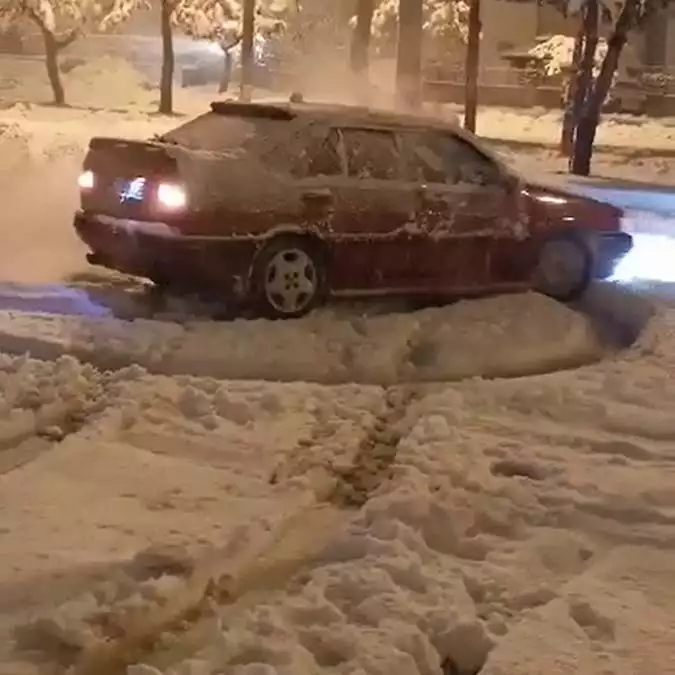Isparta'da kar yağışı elektrik kesintilerine neden oldu