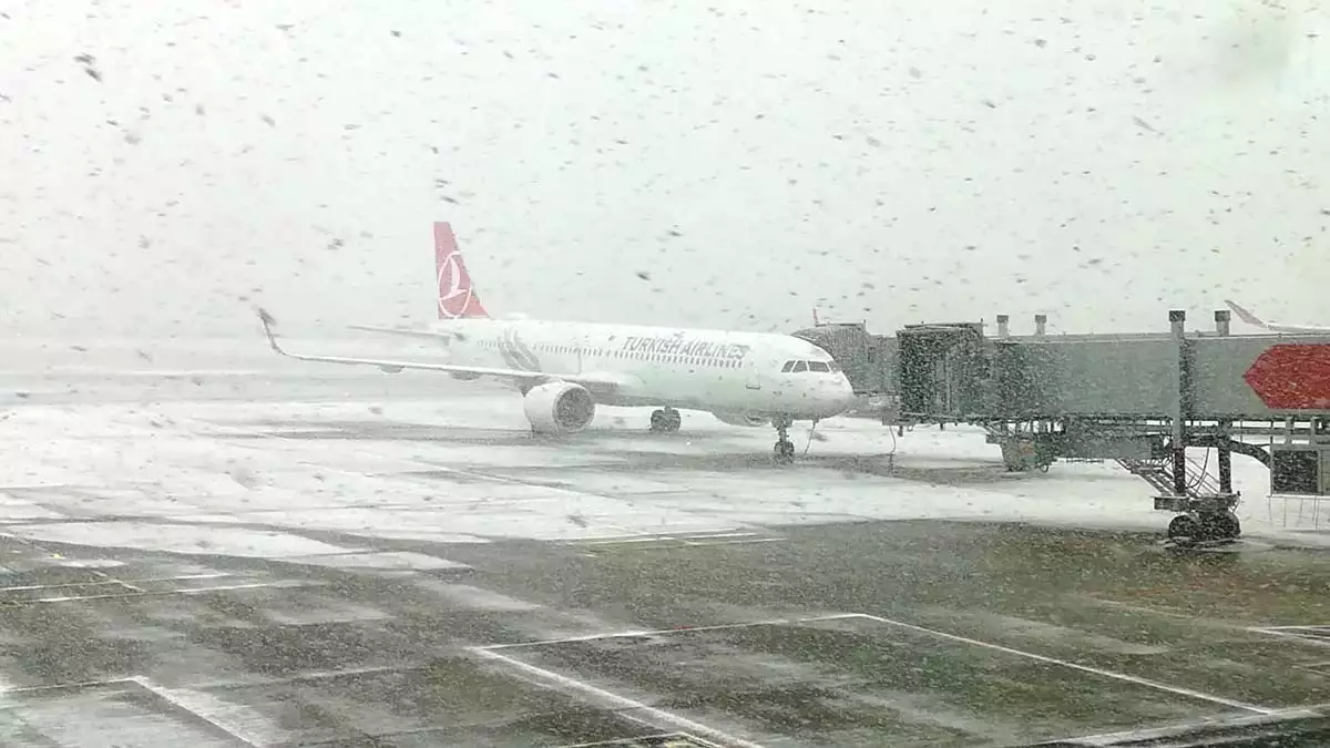 İstanbul havalimanı'nda kar