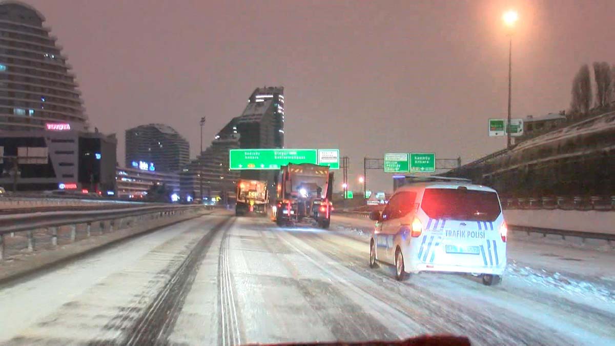 İstanbul'da belediye ekipleri aralıksız çalıştı