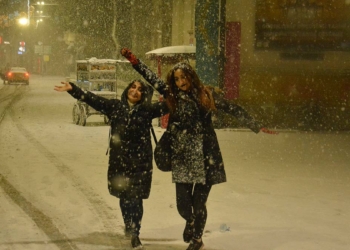 Taksim'de turistler karın keyfini çıkardı