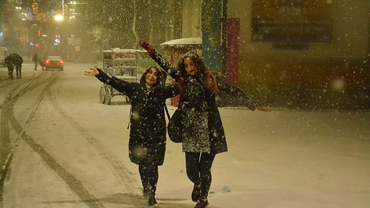 Taksim'de turistler karın keyfini çıkardı