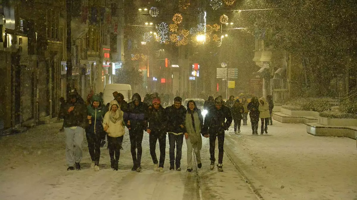 Taksim'de turistler karın keyfini çıkardı