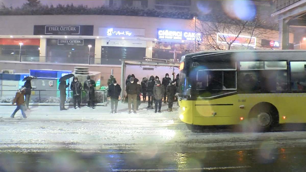 Lapa lapa yağan kar etkisini sürdürüyor