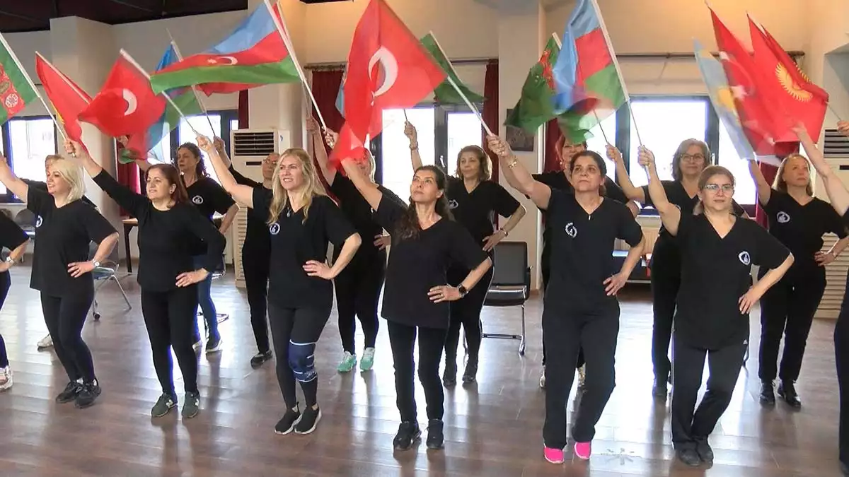 Bursa'da müzik eğitimi almayan 175 kadından oluşan nilüfer kadın korosu derneği, 2022 türk dünyası kültür başkenti bursa etkinlikleri kapsamında sahneye çıkmaya hazırlanıyor.