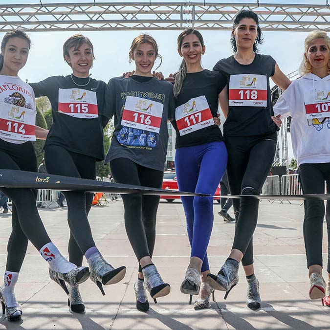 Kadınlar Yüksek Topuk Koşusu'nda yarıştı