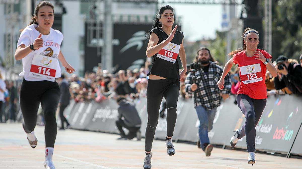 Kadınlar Yüksek Topuk Koşusu'nda yarıştı