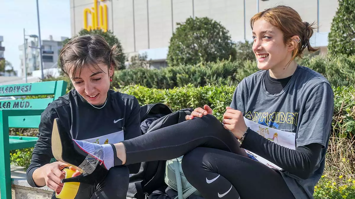 Runatolia uluslararası antalya maratonu kapsamında düzenlenen 'yüksek topuk koşusu'nda kadın yarışmacılar, en az 7 santimetrelik topuklu ayakkabılarıyla koştu.