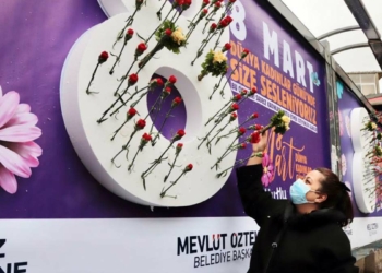 Reklam panoları karanfillerle süslendi